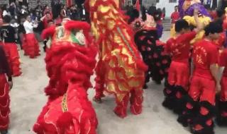 全村小孩挨家挨户拜年