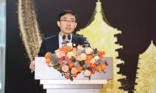 他的手攀向了我的高峰